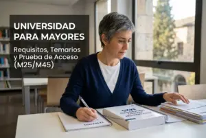 Mulher madura estudando com livros e papéis em universidade para maiores.
